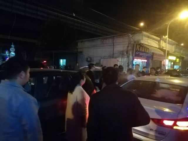 开车吃瓜女生视频,女子驾车吃瓜，意外走红网络