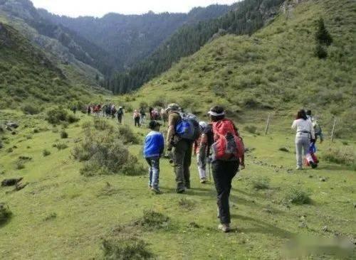 爬山三人吃瓜,共享夏日清凉时光